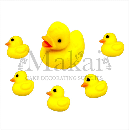 Edible fondant cake toppers of a yellow mother duck with five ducklings, perfect for baby‑shower and rubber‑duck themed cakes.